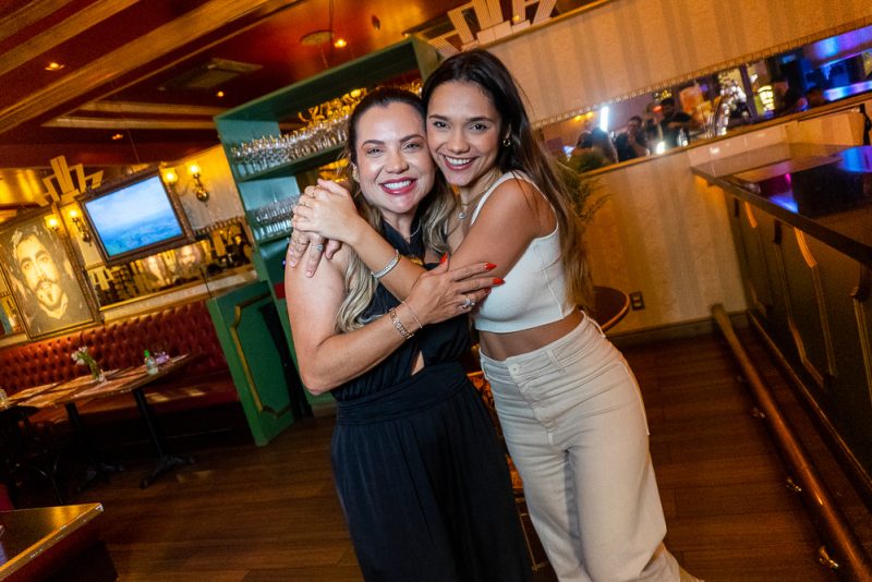 Happy Birthday - Risangela Lima ganha animada festa surpresa no Paris 6 Fortaleza