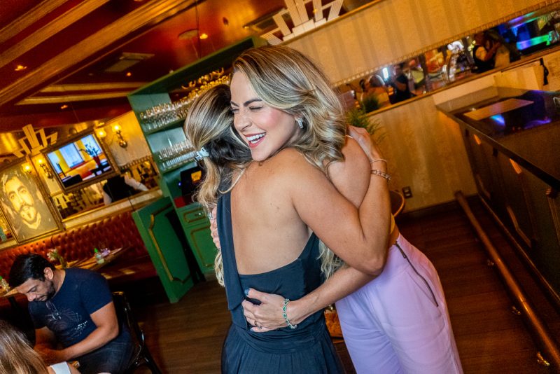 Happy Birthday - Risangela Lima ganha animada festa surpresa no Paris 6 Fortaleza