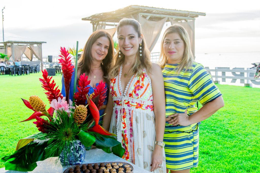 
				Silvinha de Castro e Manu Romcy
				