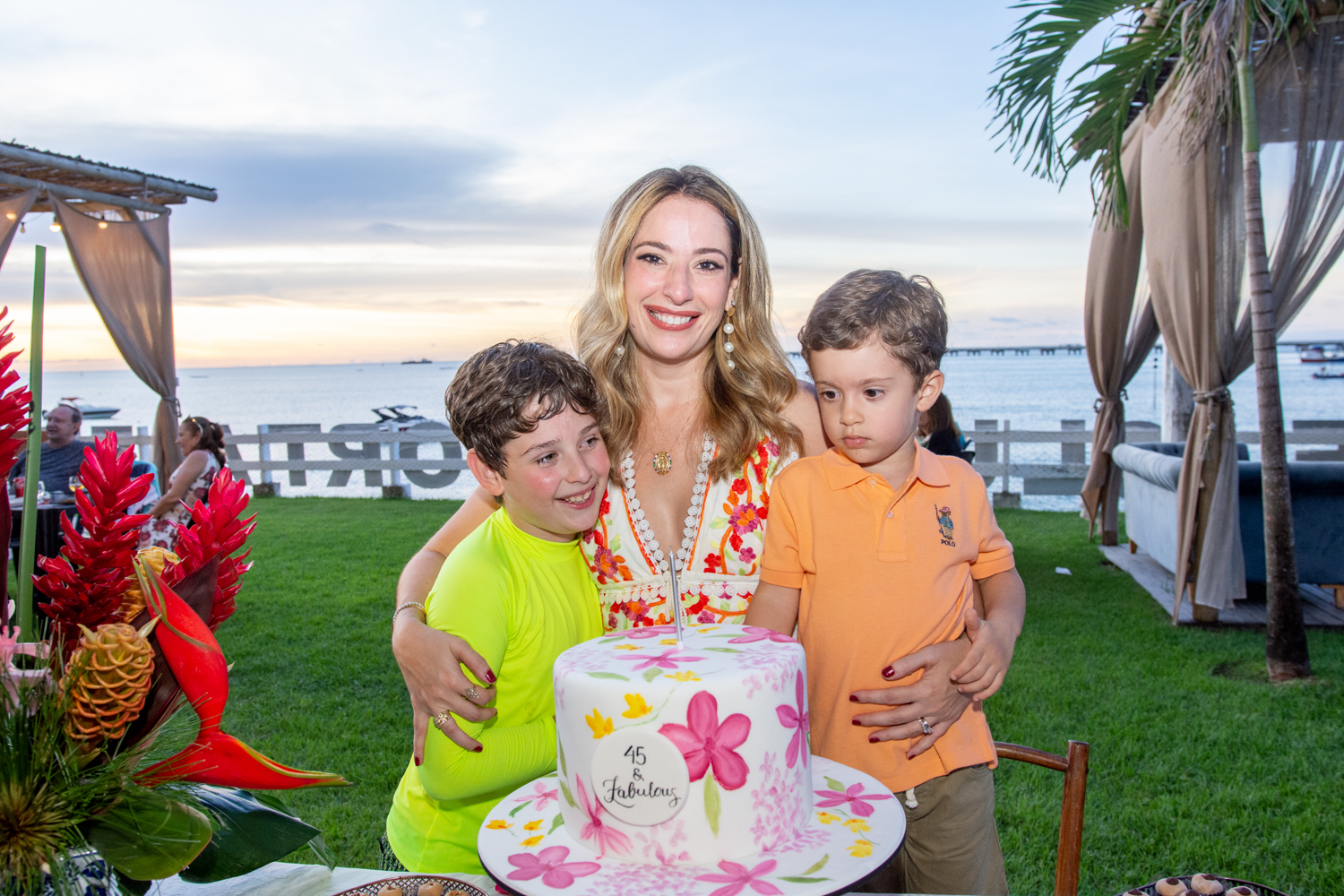 Iate Clube serve de cenário perfeito para a birthday party de Silvinha de Castro