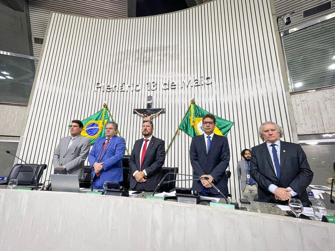 Assembleia faz um minuto de silêncio em homenagem aos policiais vítimas da chacina em Camocim