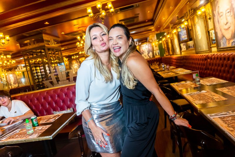 Happy Birthday - Risangela Lima ganha animada festa surpresa no Paris 6 Fortaleza