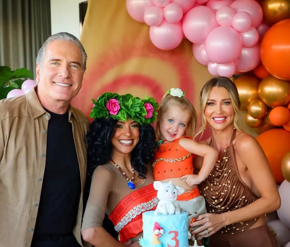 Ana Paula Siebert e Roberto Justus celebram os 3 aninhos da herdeira, Vicky, em sua luxuosa residência Ana Paula Siebert e Roberto Justus celebram os 3 aninhos da herdeira, Vicky, em sua luxuosa residência