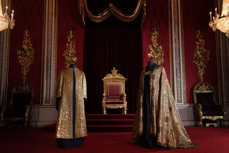 Rei Charles III vai usar 8 kg em ouro durante cerimônia de coroação