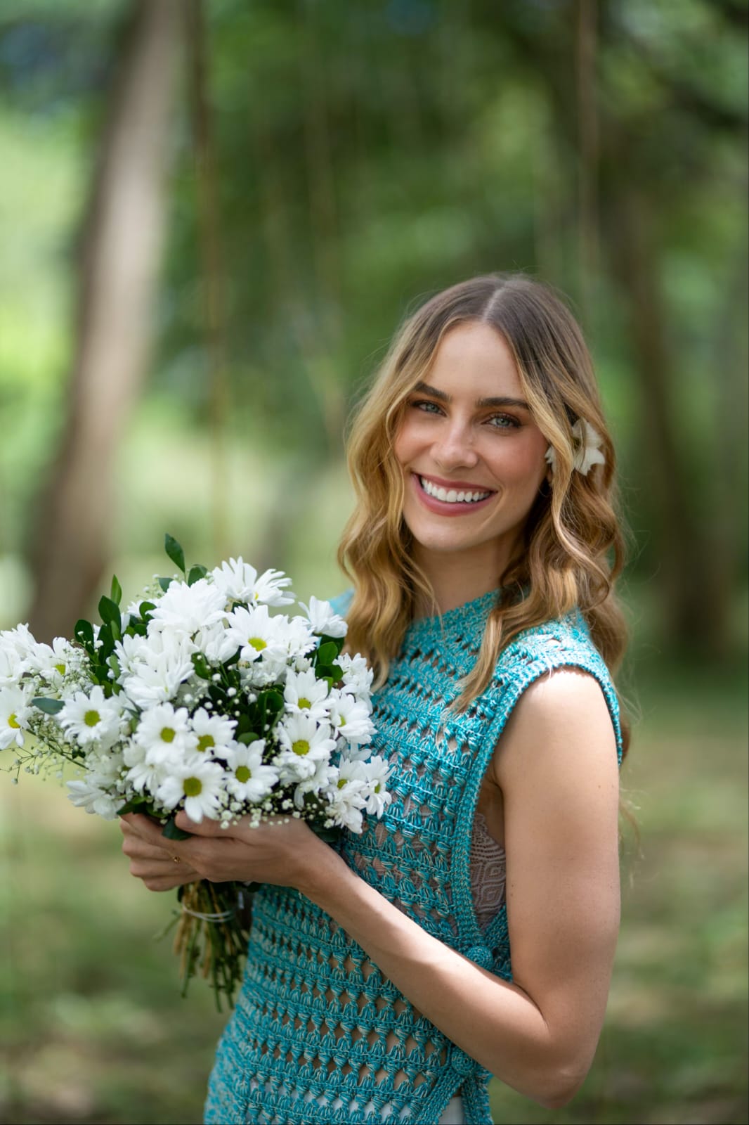 Dani Gondim esbanja charme e beleza em campanha de lançamento do Campo Alto Eusébio