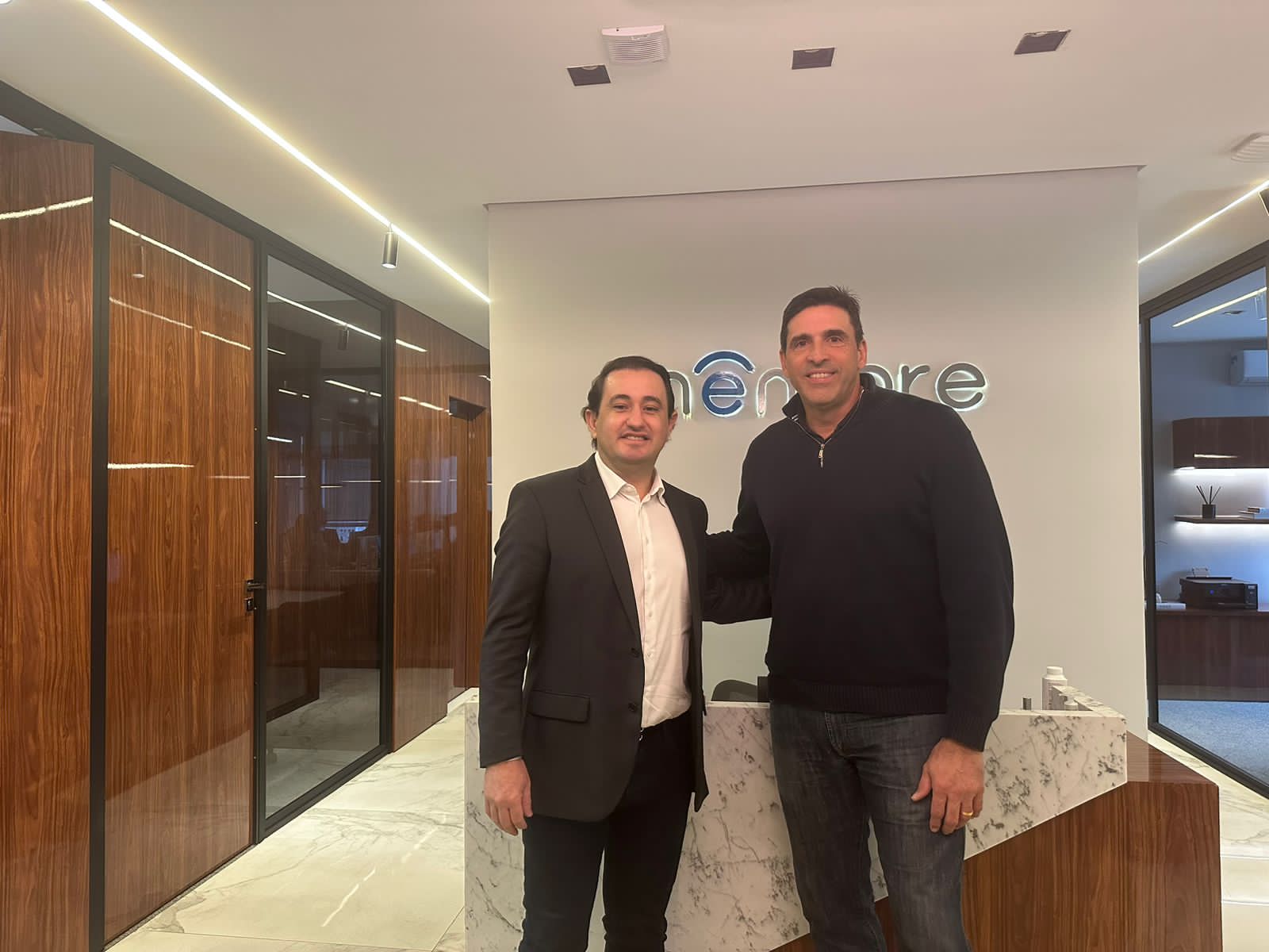 Bicampeão olímpico de vôlei, Giovanni Gávio, visita a sede do Grupo Mêntore