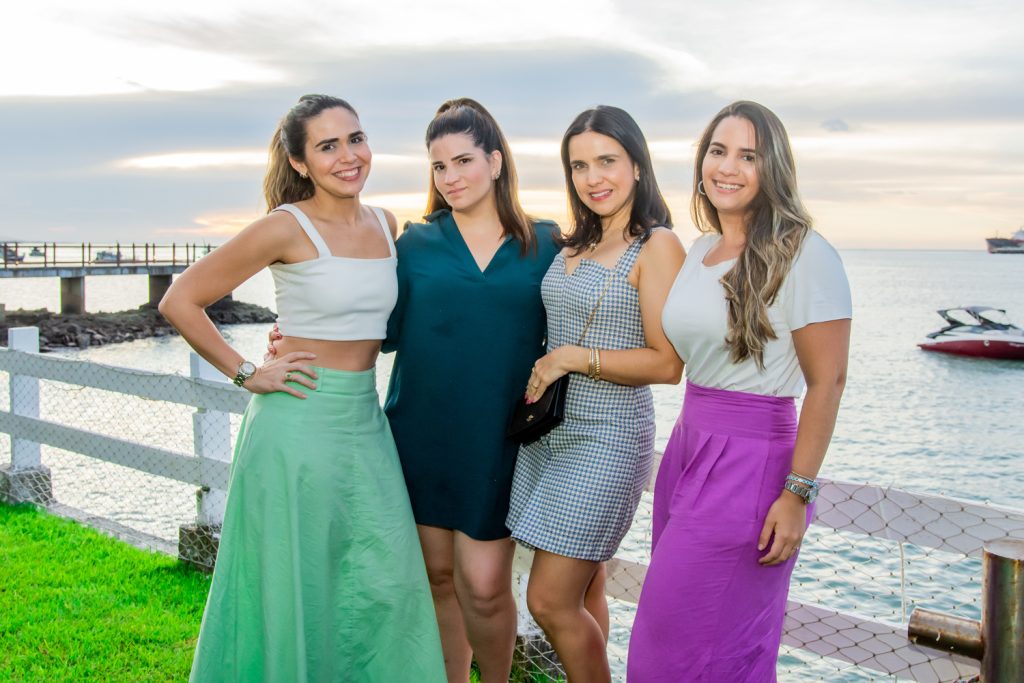 
				Yuska Garcia, Karla Cardoso, Gabriela Carvalho e Karolina Cardoso
				