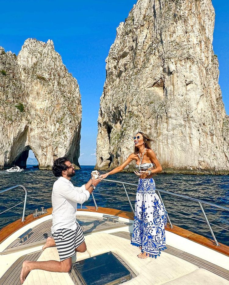 Fê Sena é surpreendida com pedido de casamento em Capri, na Itália