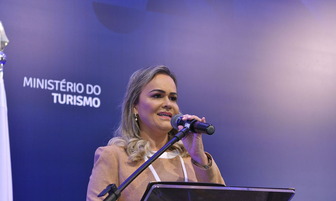 Lula mantém Daniela Carneiro, ministra do Turismo, no cargo mesmo com pressão do União Brasil