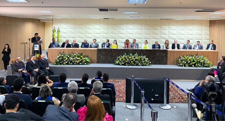 Raimundo Nonato e Fracisco Gladyson tomam posse como presidente e vice-presidente do TRE-CE Raimundo Nonato e Fracisco Gladyson tomam posse como presidente e vice-presidente do TRE-CE
