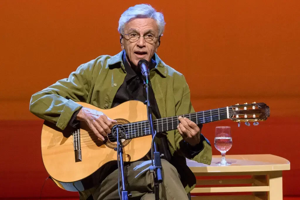 Caetano Veloso é convidado por Papa Francisco para evento especial no Vaticano