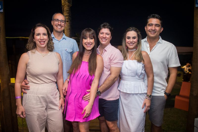 Happy Birthday - Camila e Júnior Coutinho comemoram aniversário juntos no Seu Domingo Beach Club