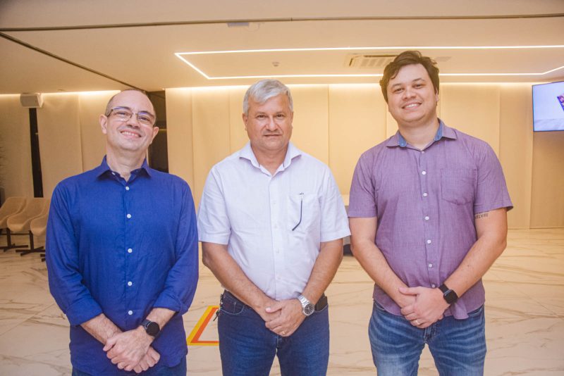 O Mundo Corporativo e Cooperativo nas Organizações - Yunare Marinho promove sessão de autógrafos do seu 3º livro na FIEC