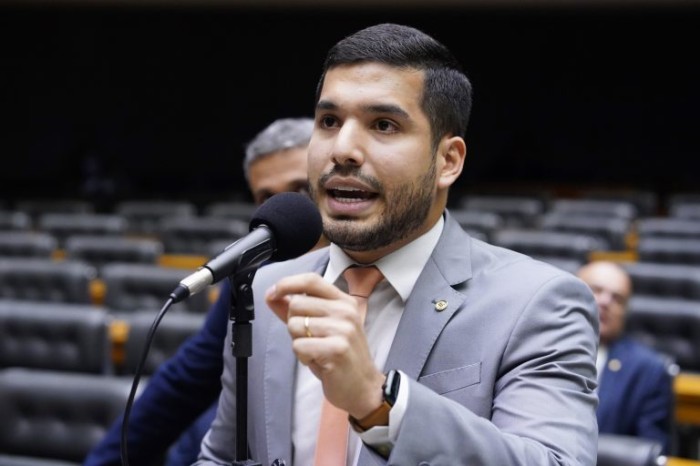 André Fernandes é o único deputado federal cearense a assinar pedido de impeachment de Lula