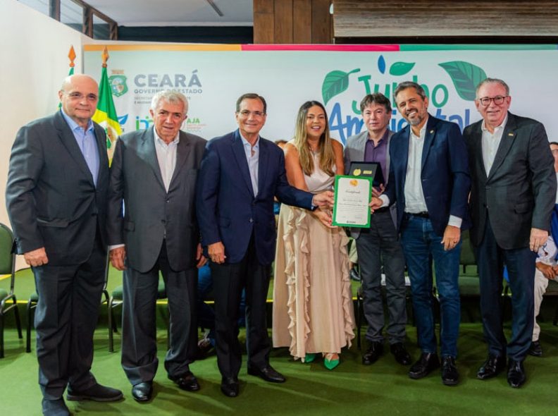 Diretor da FIEC Edgar Gadelha recebe o prêmio Ambientalista Joaquim Feitosa