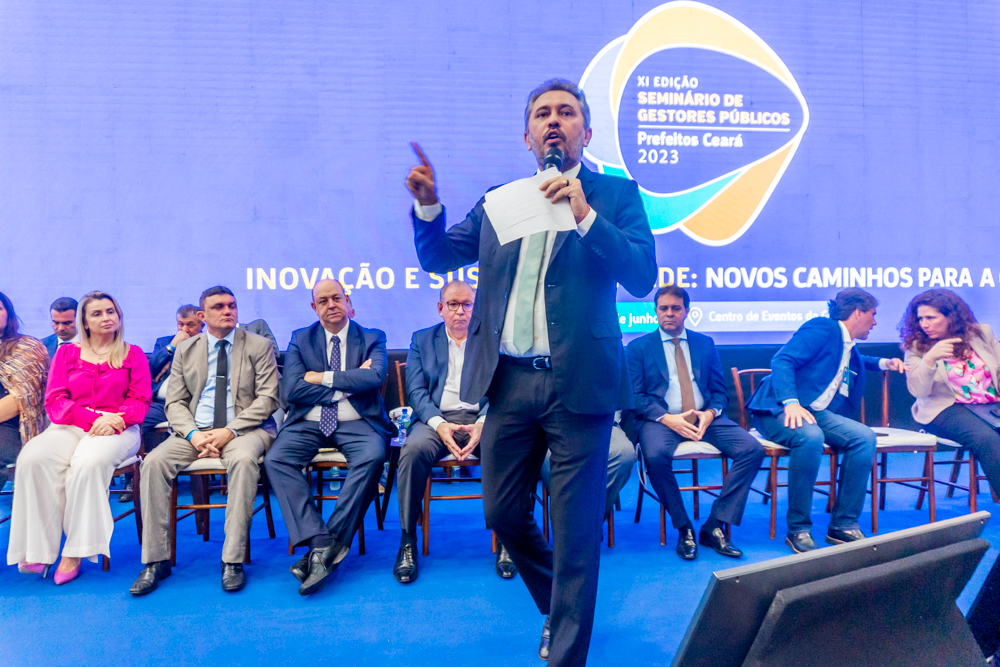 Elmano destaca inovação e sustentabilidade em evento com gestores públicos do Ceará