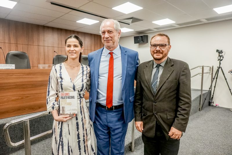 Os Desafios da Gestão Governamental na Segurança Pública - Ciro Gomes profere palestra em evento promovido pela OAB-CE