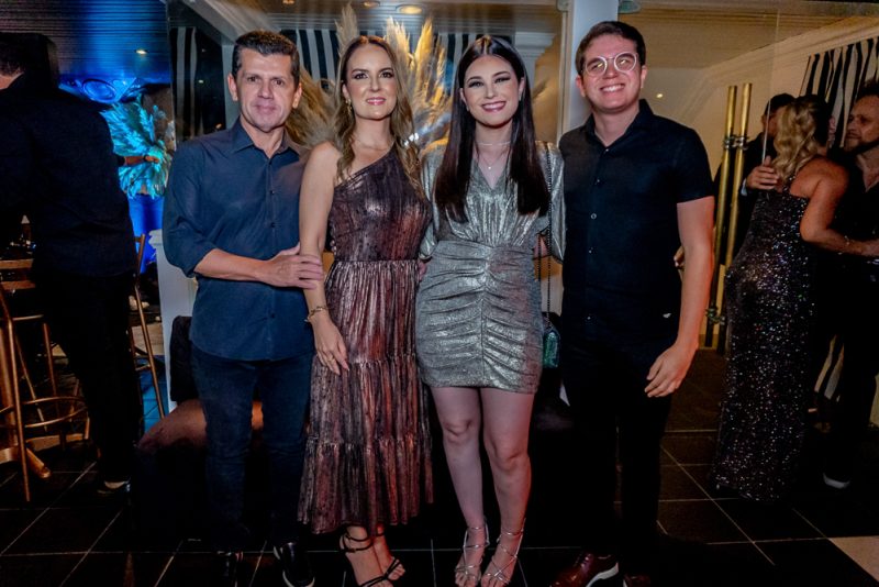 Brilho, glamour e balada - Tatiana Luna comemora seu aniversário com muito glitter na Boate Comodoro no Iate Clube