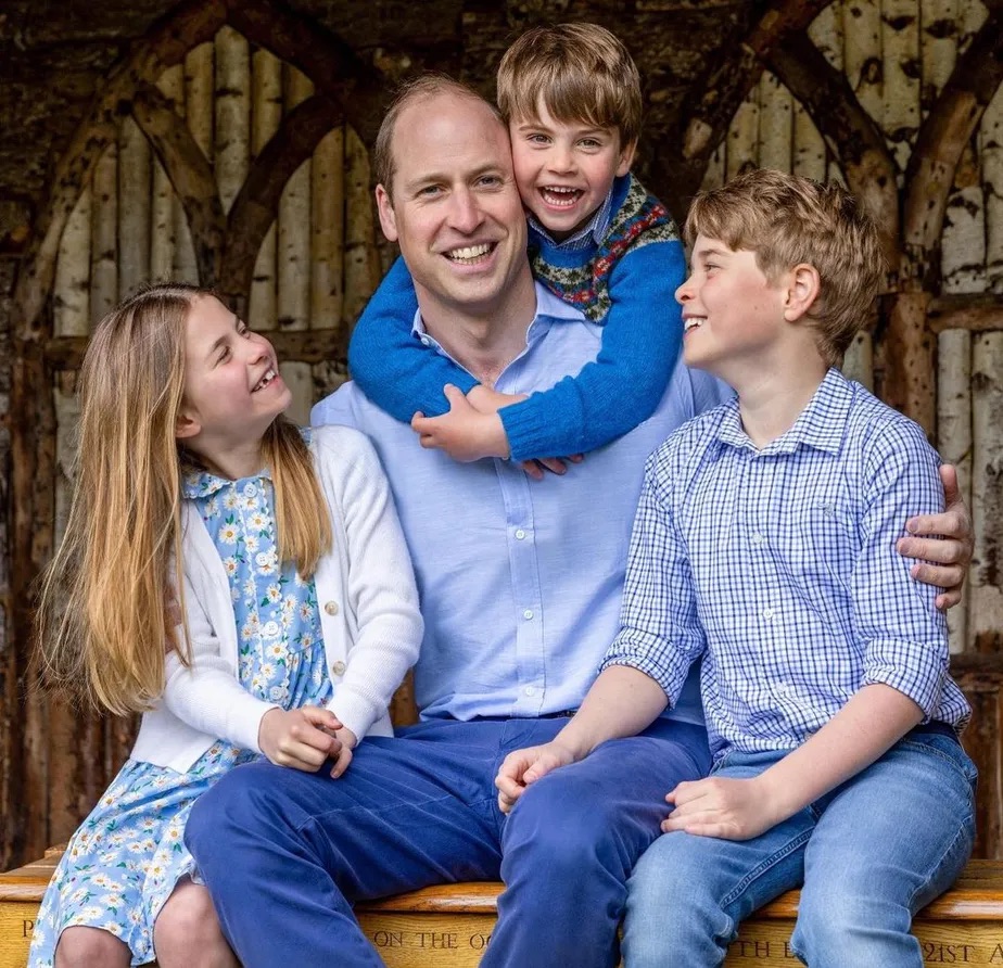 Príncipe William surge em foto inédita ao lado dos três filhos