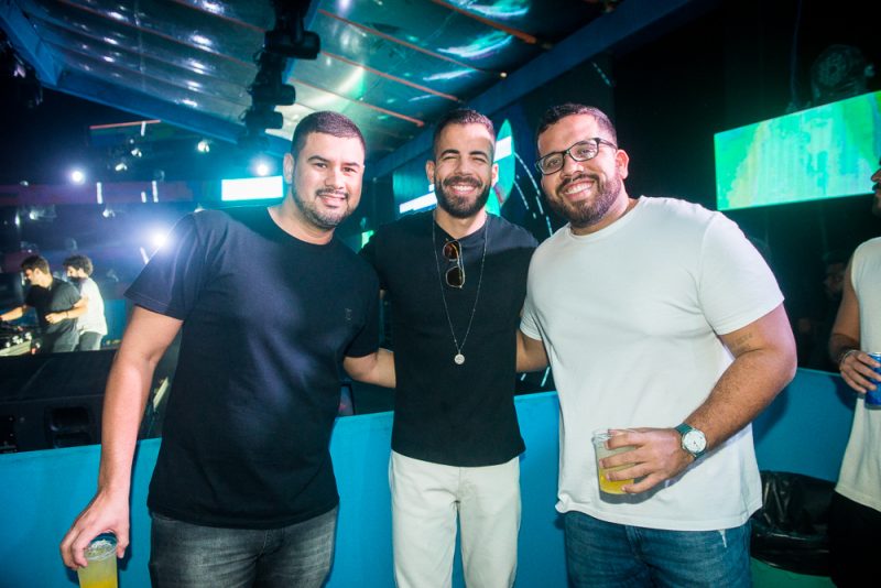 House e funk na praia - Dennis DJ e Cat Dealers agitam uma turma de festeiros com show eletrizante na Topless Beach Party