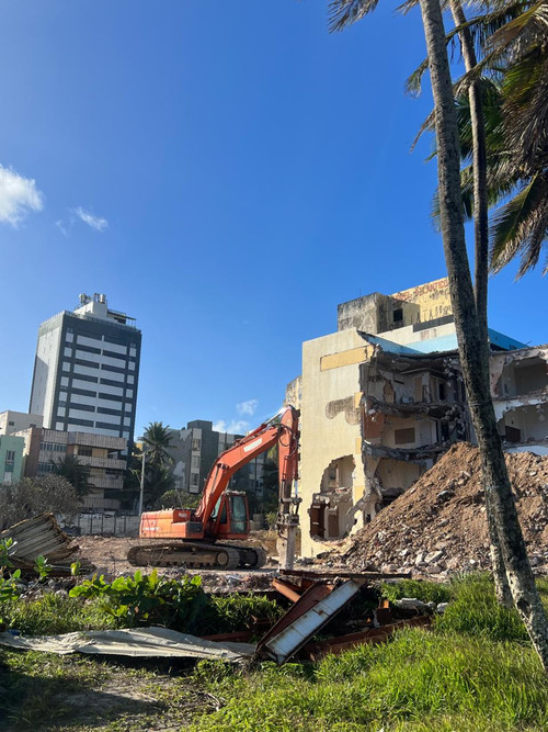Antigo hotel Atlântico começa a ser demolido na Orla de Salvador