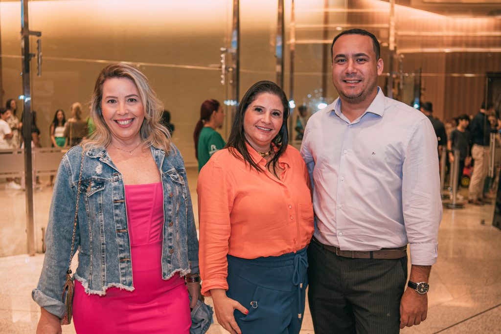 
				Isabelle Andrade, Larissa Andrade e Lucas Maia  
				