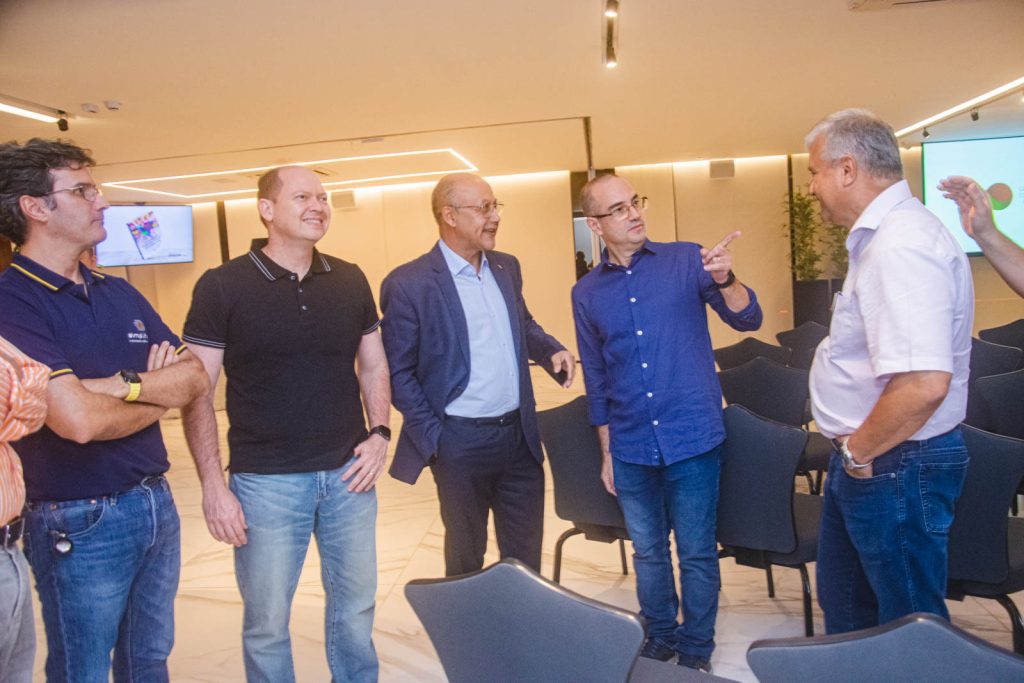 Lançamento Do Livro O Mundo Corporativo E Cooperativo De Yunare Marinho Targino (1)