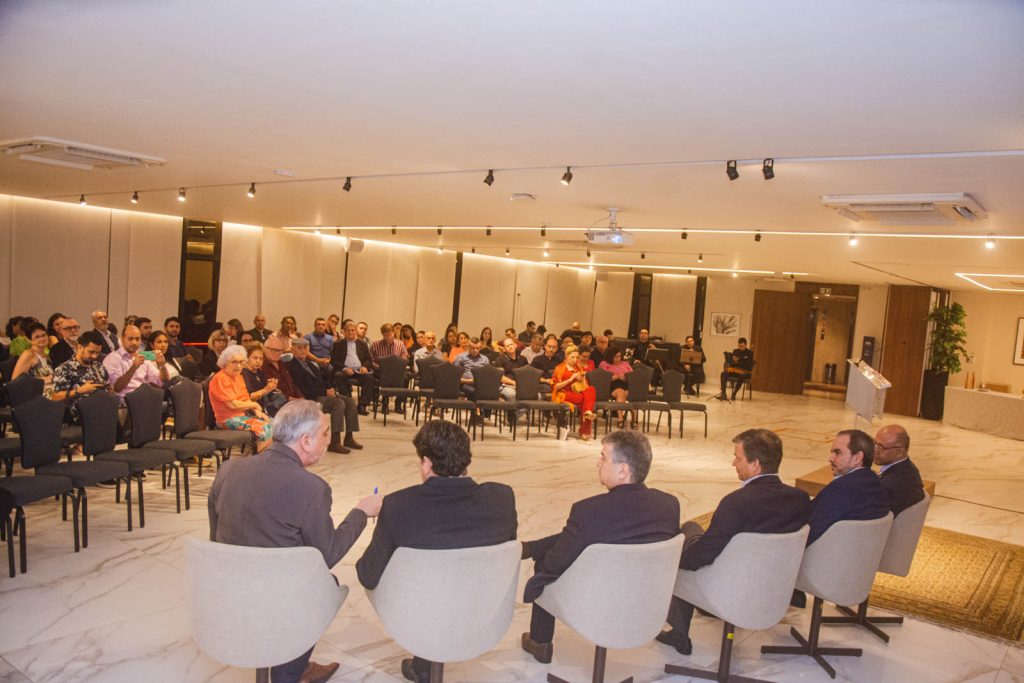 Lançamento Do Livro O Mundo Corporativo E Cooperativo De Yunare Marinho Targino (10)