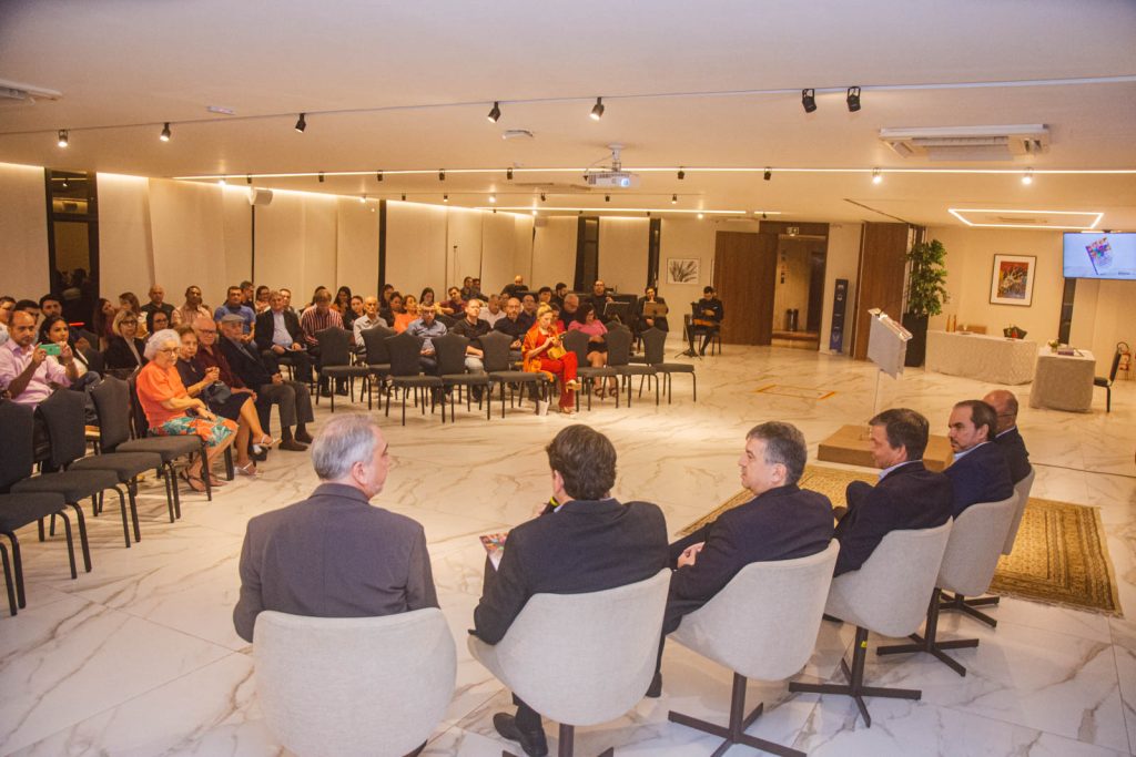 Lançamento Do Livro O Mundo Corporativo E Cooperativo De Yunare Marinho Targino (11)