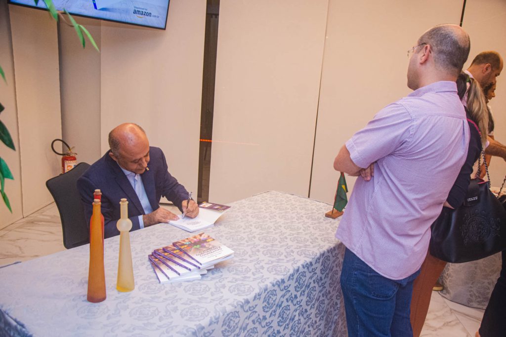 Lançamento Do Livro O Mundo Corporativo E Cooperativo De Yunare Marinho Targino (2)