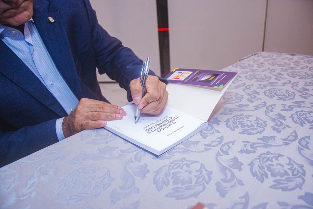 Lançamento Do Livro O Mundo Corporativo E Cooperativo De Yunare Marinho Targino (3)