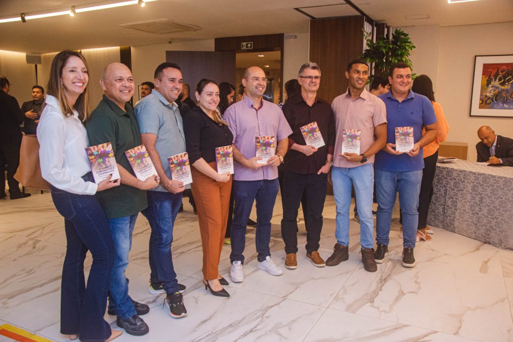 Lançamento Do Livro O Mundo Corporativo E Cooperativo De Yunare Marinho Targino (4)