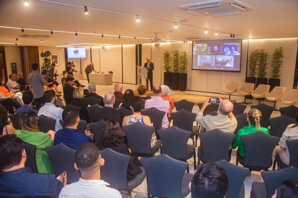 Lançamento Do Livro O Mundo Corporativo E Cooperativo De Yunare Marinho Targino (6)