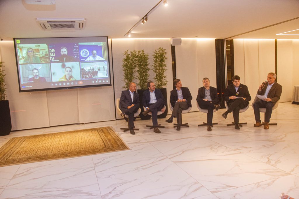 Lançamento Do Livro O Mundo Corporativo E Cooperativo De Yunare Marinho Targino (8)