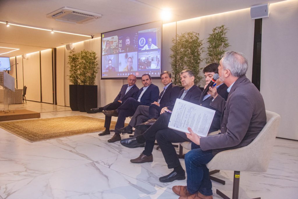 Lançamento Do Livro O Mundo Corporativo E Cooperativo De Yunare Marinho Targino (9)