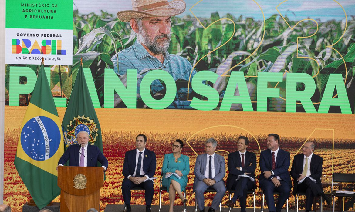 Governo lança Plano Safra de R$ 364,22 bilhões para agronegócio Governo lança Plano Safra de R$ 364,22 bilhões para agronegócio