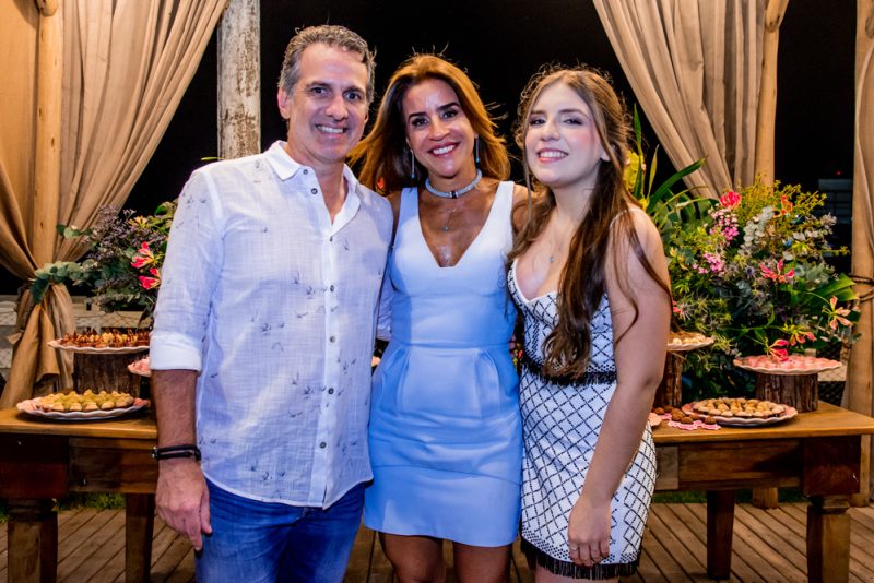 Début - Lina Petri transborda alegria em sua festa de 15 anos no Iate Clube de Fortaleza