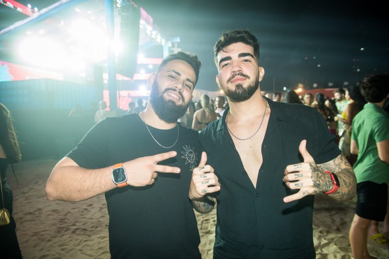 House e funk na praia - Dennis DJ e Cat Dealers agitam uma turma de festeiros com show eletrizante na Topless Beach Party