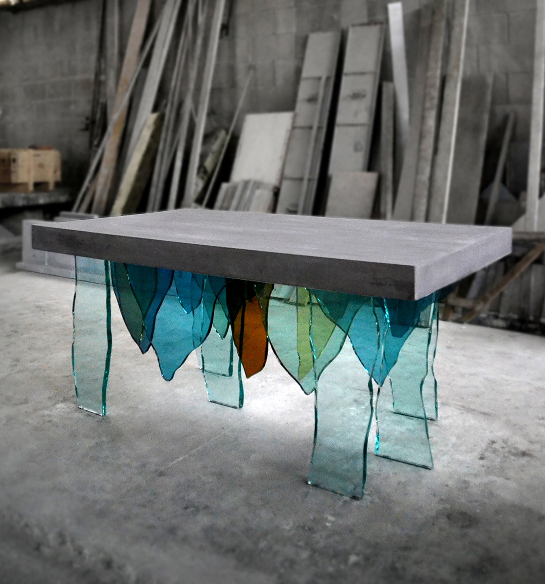 Mesa de fragmentos de vidro  do designer Daniel Menino