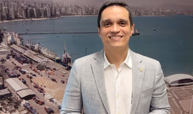 Denis Bezerra anuncia saída da presidência da Companhia Docas do Ceará; ex-deputado é cotado para cargo na Infraero