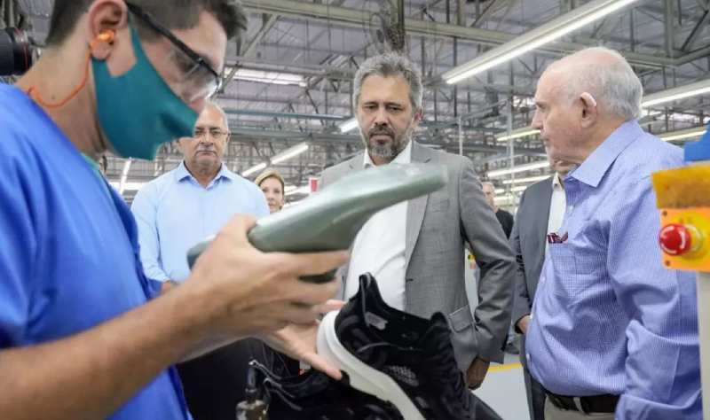 Em visita à fábrica de calçados em Horizonte, Elmano destaca política de capacitação profissional da unidade