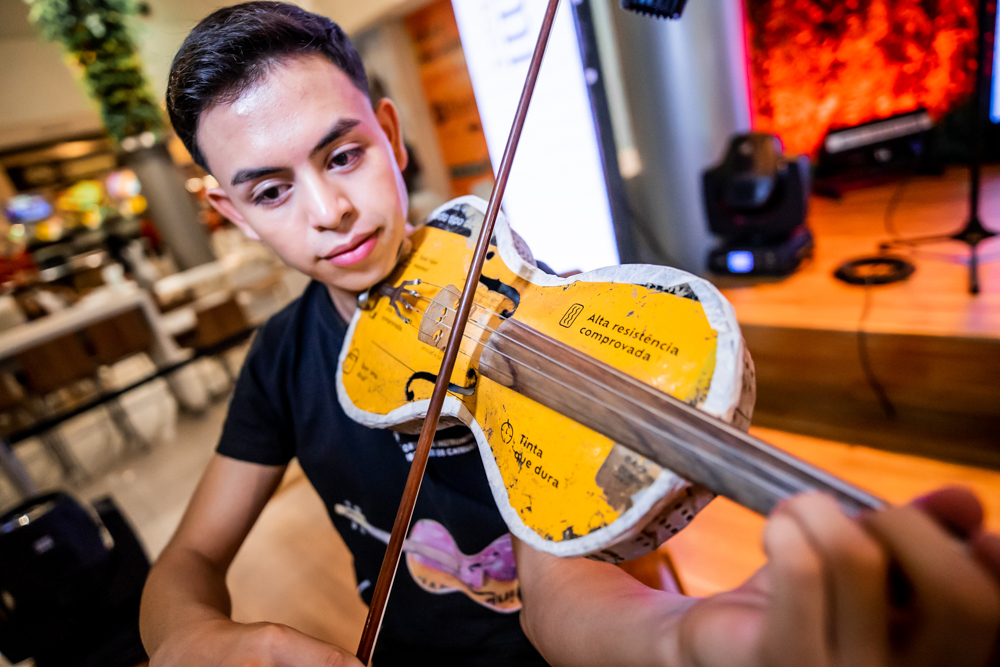 Orquestra De Instrumentos Reciclados De Cateura (11)