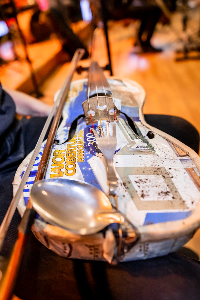 Orquestra De Instrumentos Reciclados De Cateura (12)