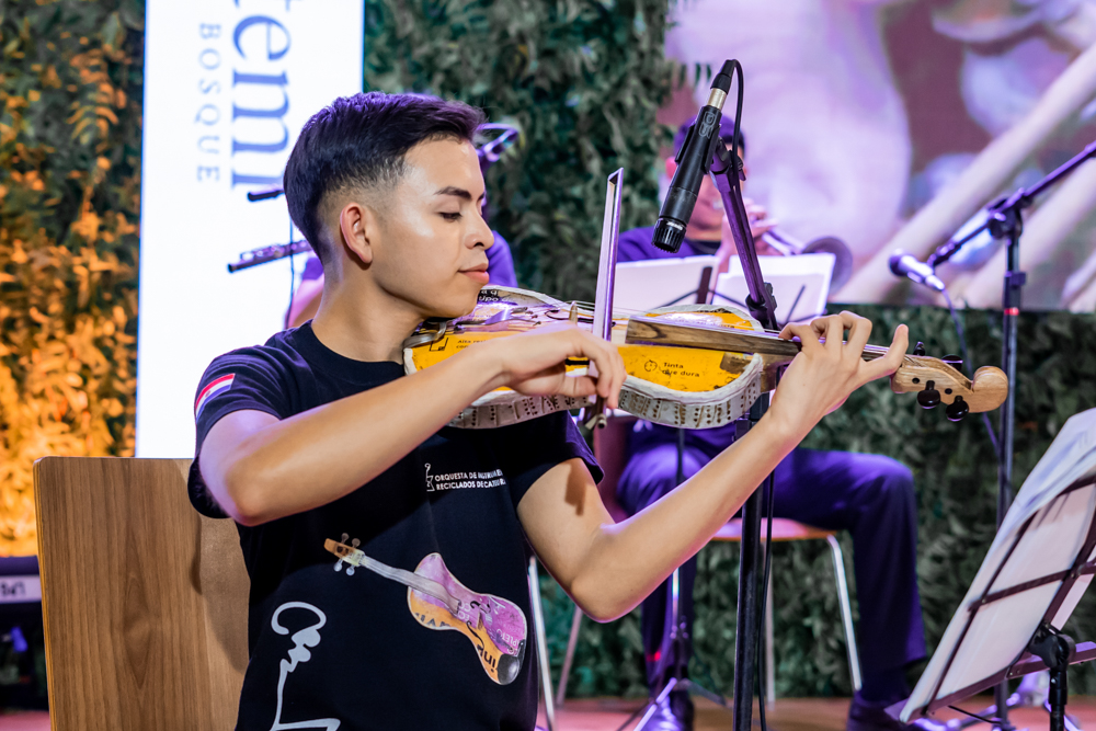 Orquestra De Instrumentos Reciclados De Cateura (19)
