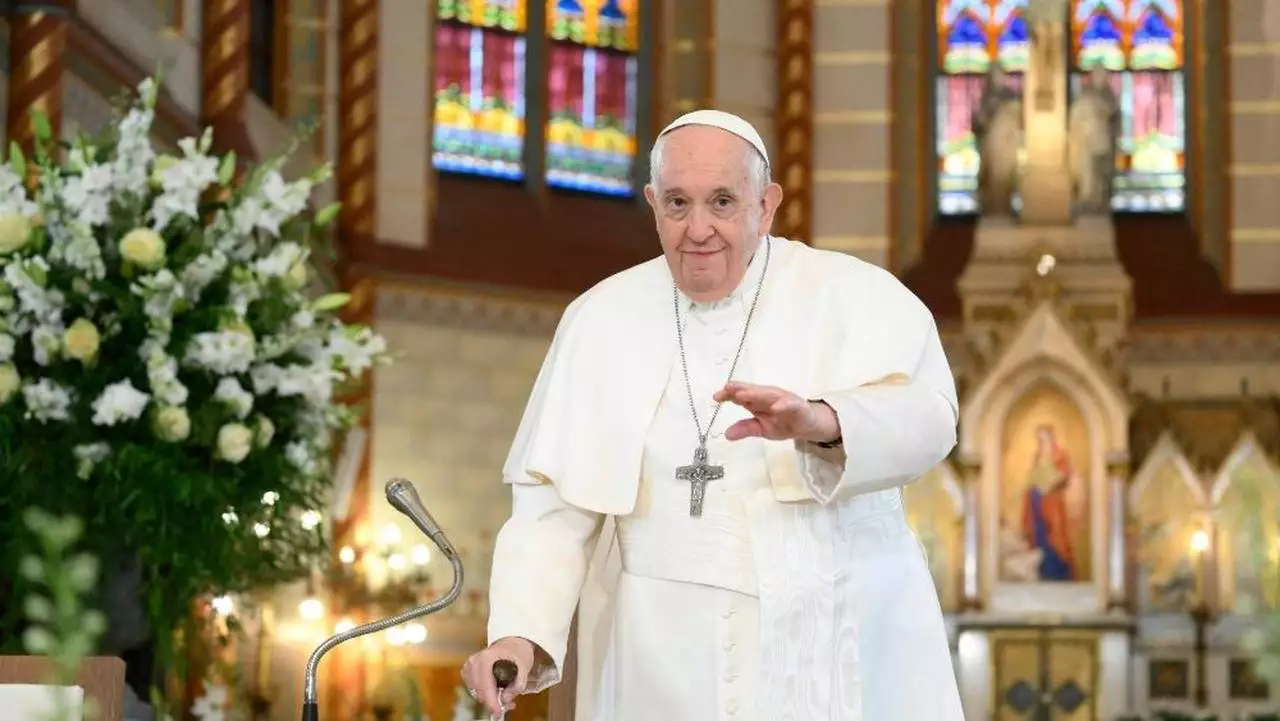 Cirurgia do Papa Francisco durou três horas e correu sem complicações, diz Vaticano