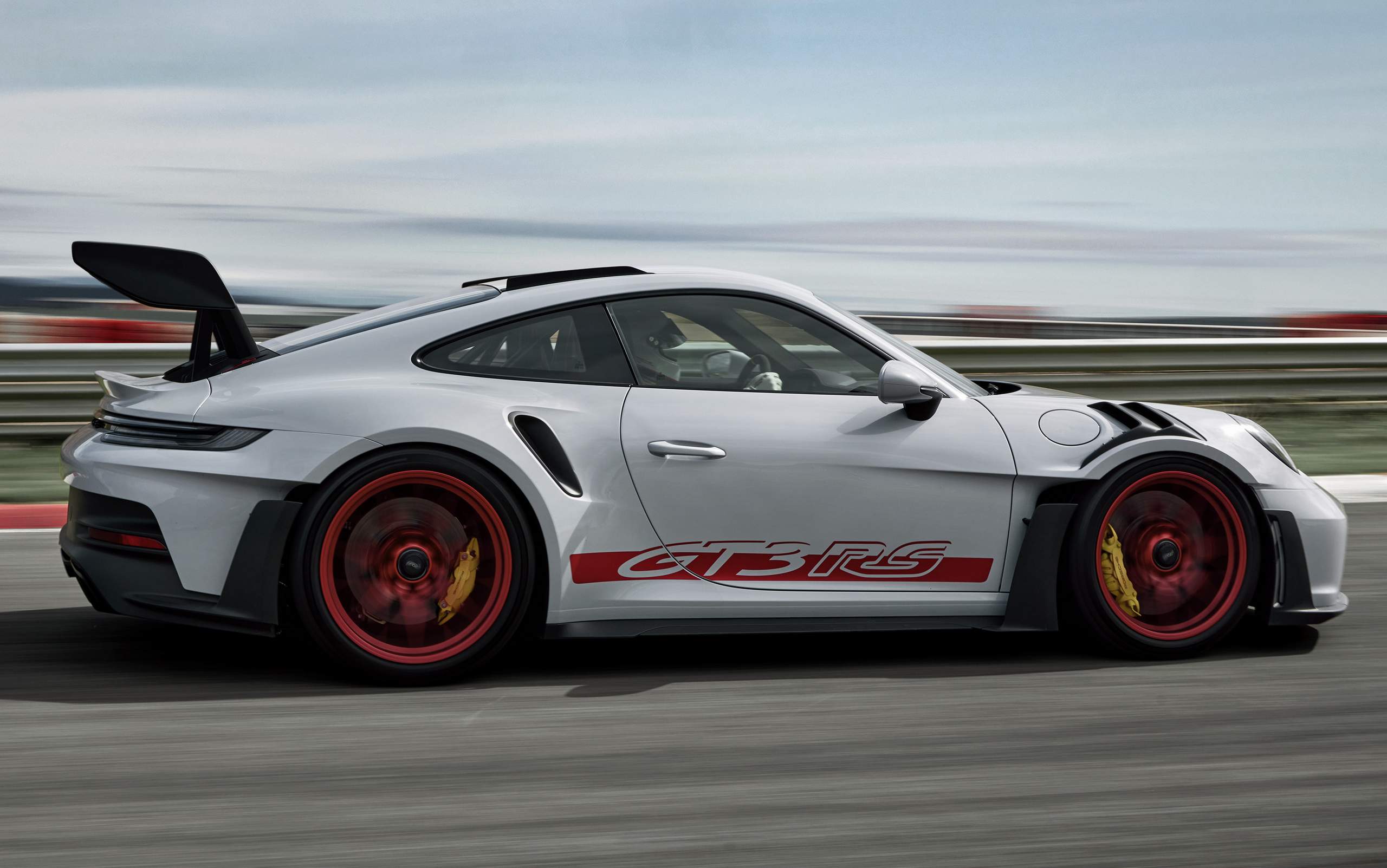 Insano, exclusivo, potente: essas são algumas características do 911 GT3 RS que acaba de chegar!