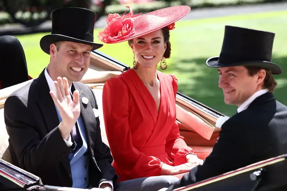 Kate Middleton atrai os holofotes com look vermelho no Royal Ascot 2023