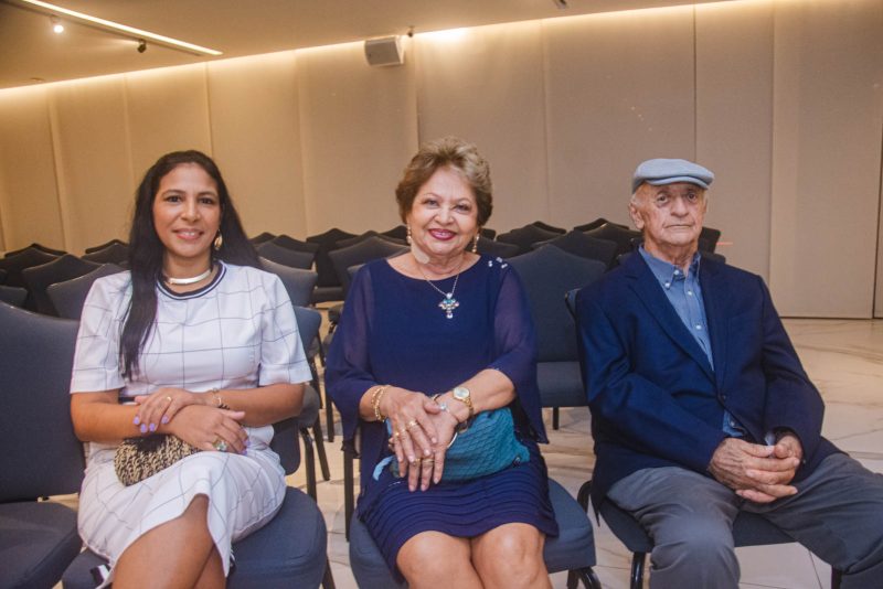 O Mundo Corporativo e Cooperativo nas Organizações - Yunare Marinho promove sessão de autógrafos do seu 3º livro na FIEC