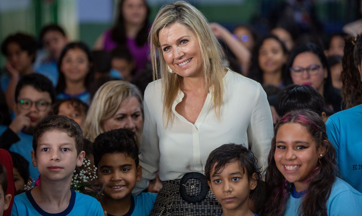 Rainha da Holanda conhece em Brasília programa de educação financeira