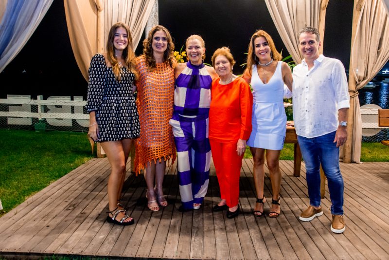 Début - Lina Petri transborda alegria em sua festa de 15 anos no Iate Clube de Fortaleza